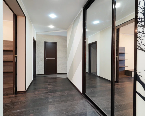 Трехкомнатная квартира в аренду на длительный срок. Жуковского 2