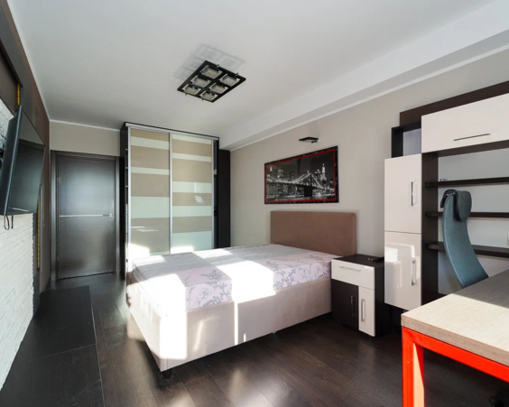 Трехкомнатная квартира в аренду на длительный срок. Жуковского 2