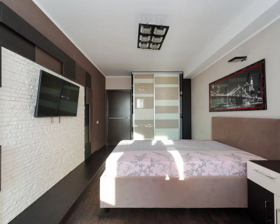 Трехкомнатная квартира в аренду на длительный срок. Жуковского 2