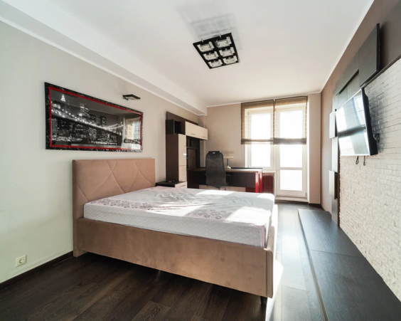 Трехкомнатная квартира в аренду на длительный срок. Жуковского 2